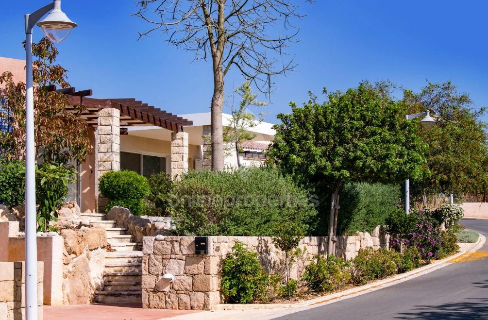 To change image, hover mouse over thumbnails below