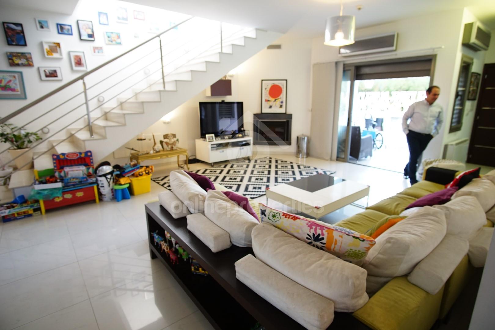 To change image, hover mouse over thumbnails below