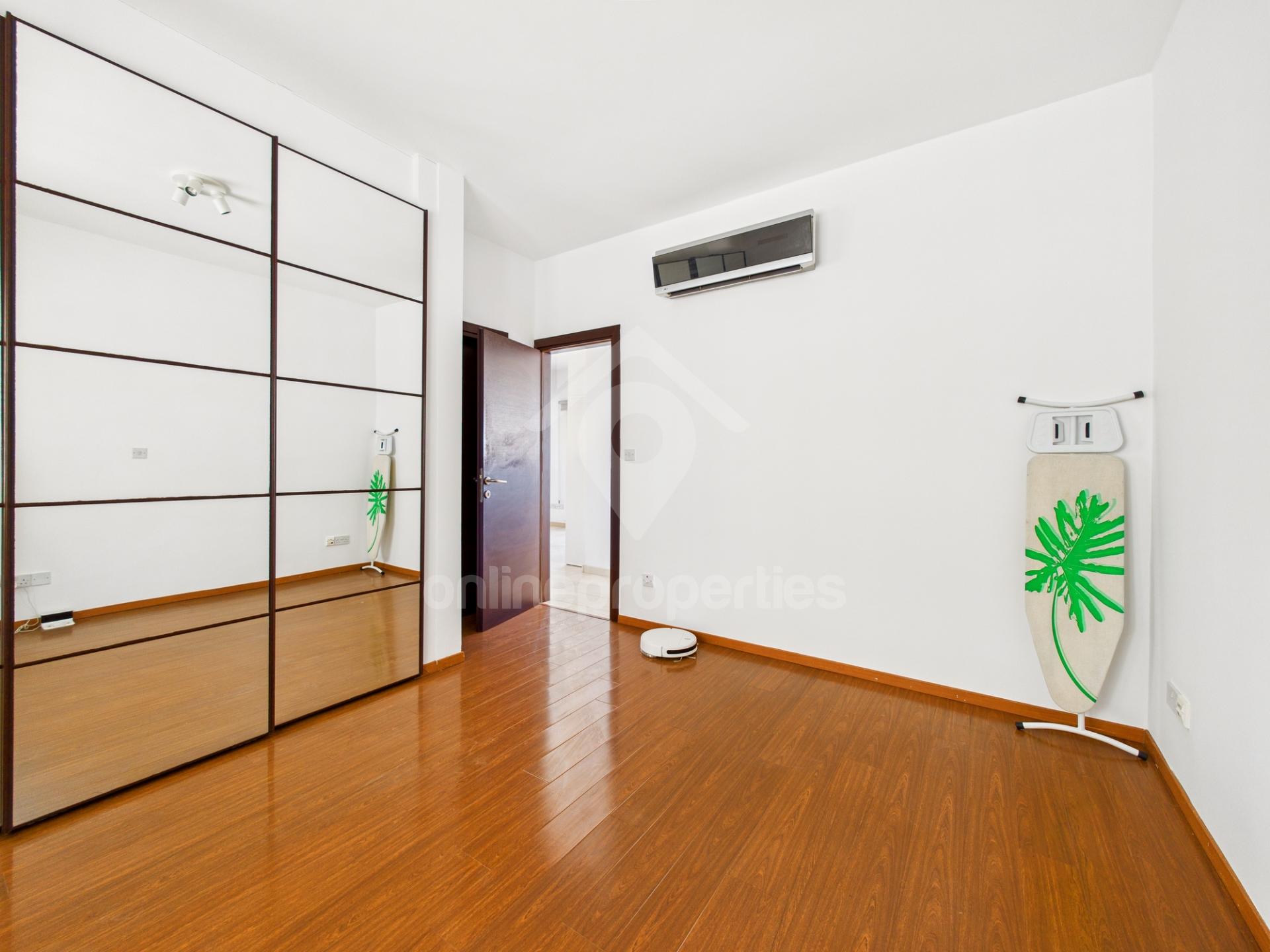 To change image, hover mouse over thumbnails below