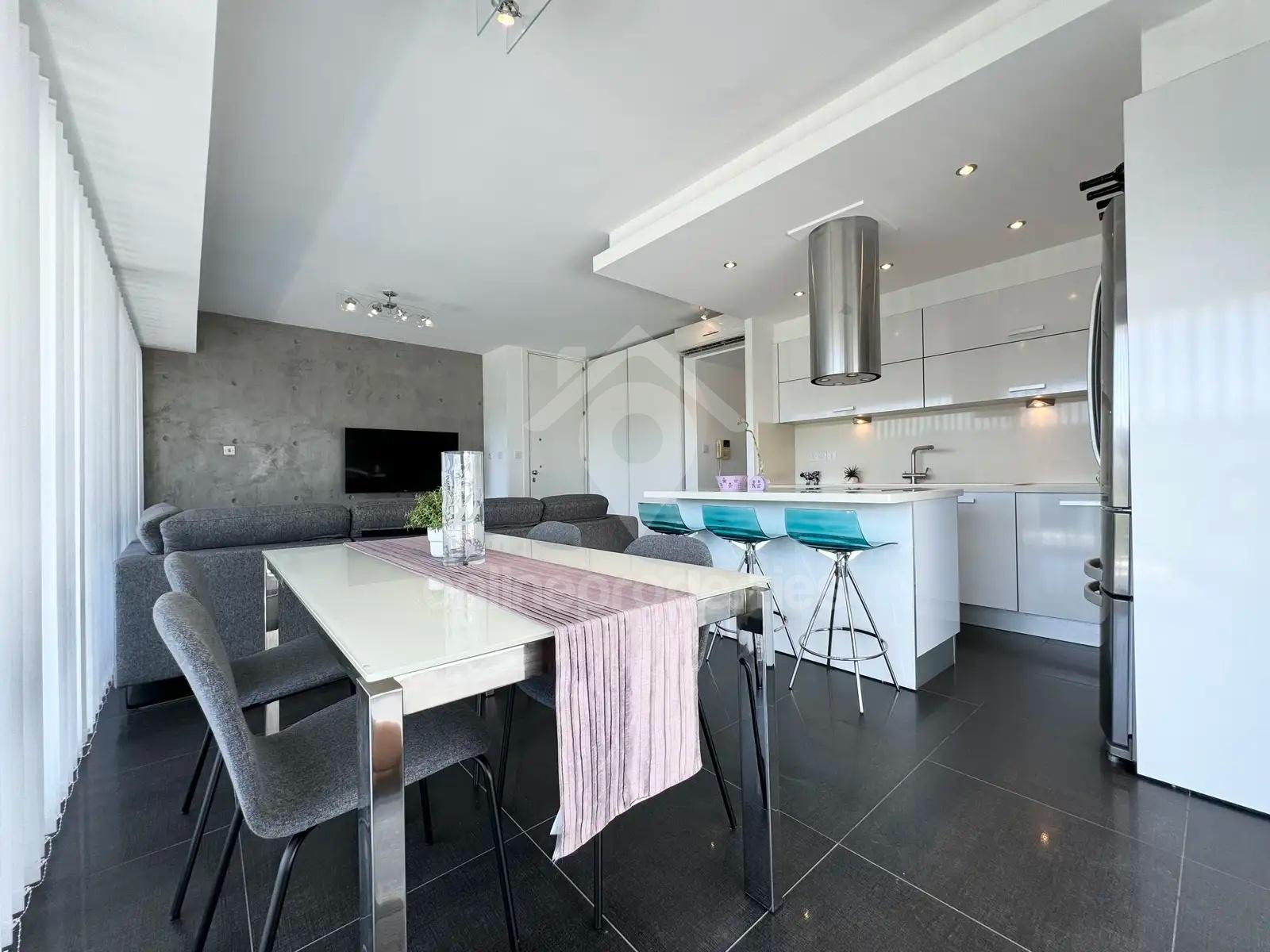 To change image, hover mouse over thumbnails below