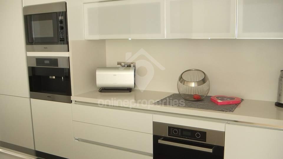 To change image, hover mouse over thumbnails below