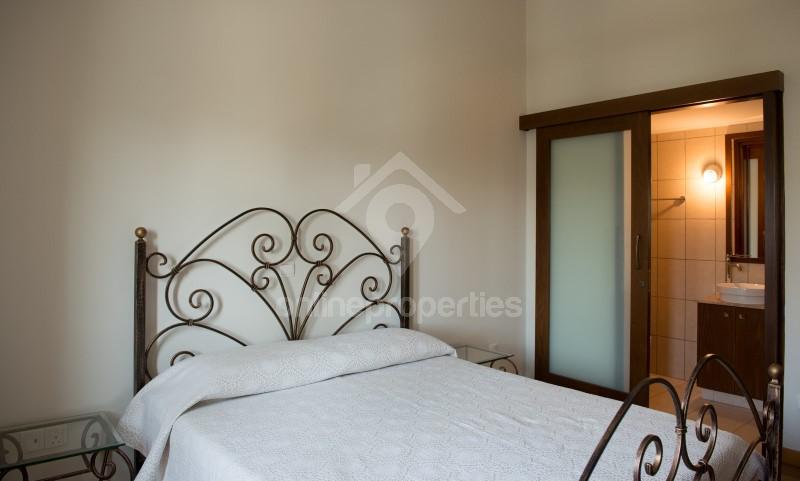 To change image, hover mouse over thumbnails below