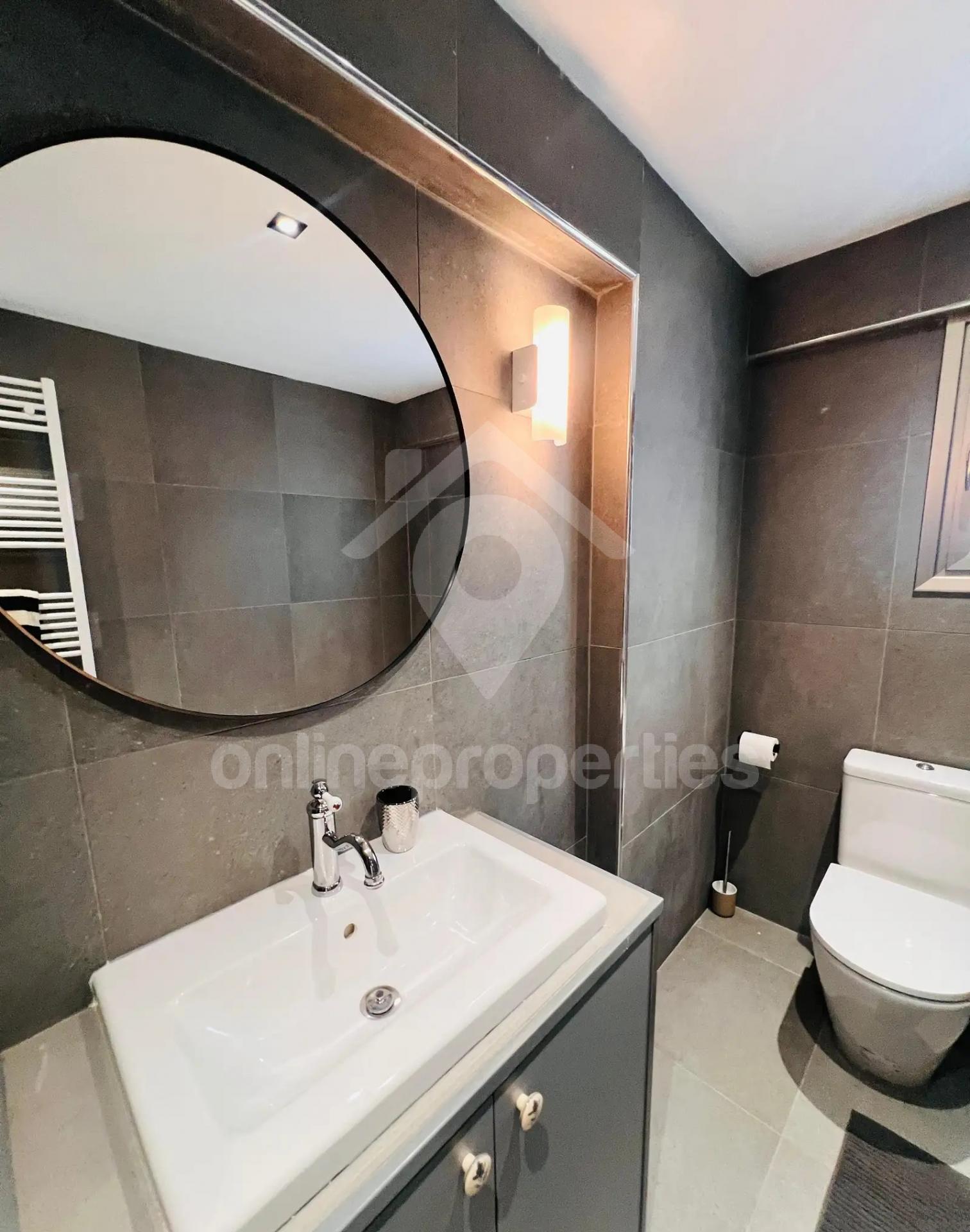 To change image, hover mouse over thumbnails below