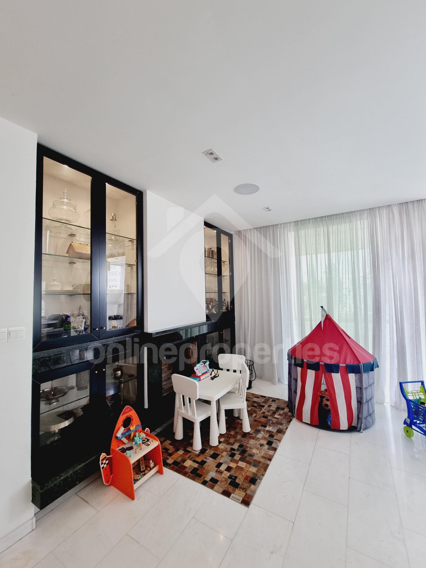 To change image, hover mouse over thumbnails below