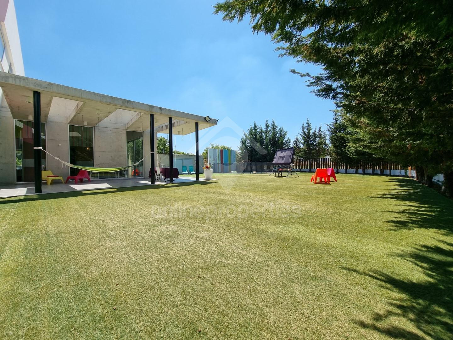 To change image, hover mouse over thumbnails below