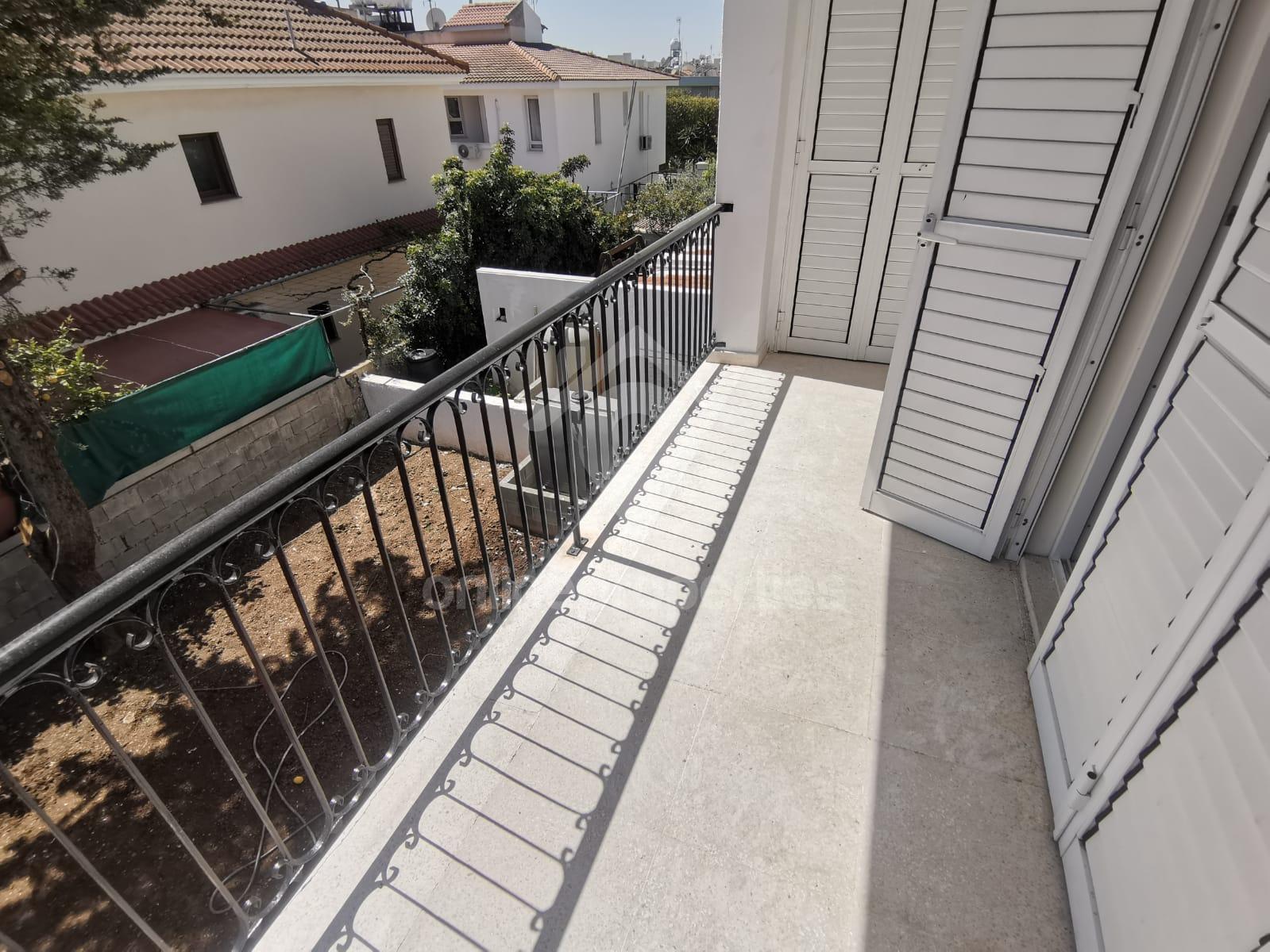 To change image, hover mouse over thumbnails below