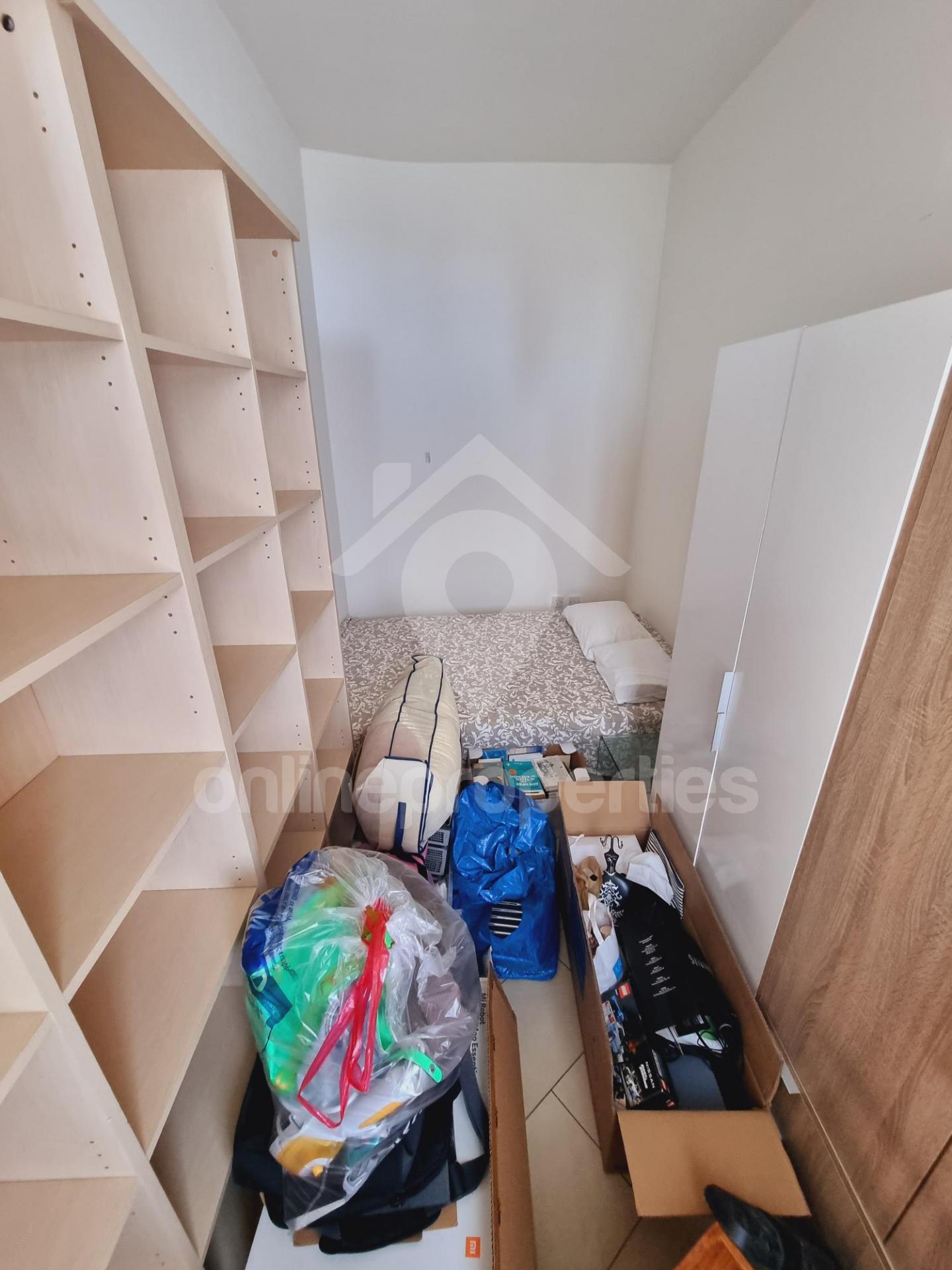 To change image, hover mouse over thumbnails below