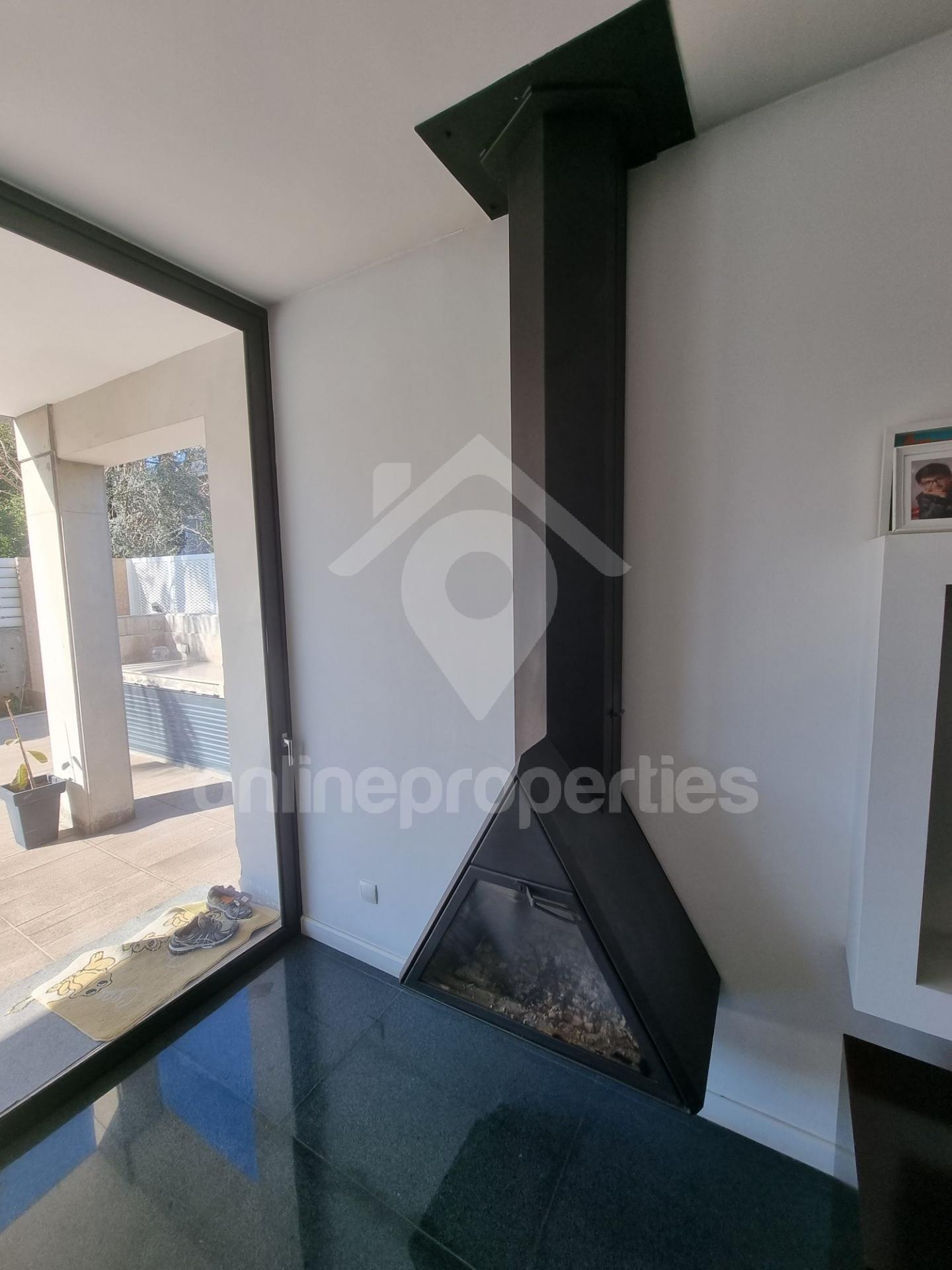 To change image, hover mouse over thumbnails below