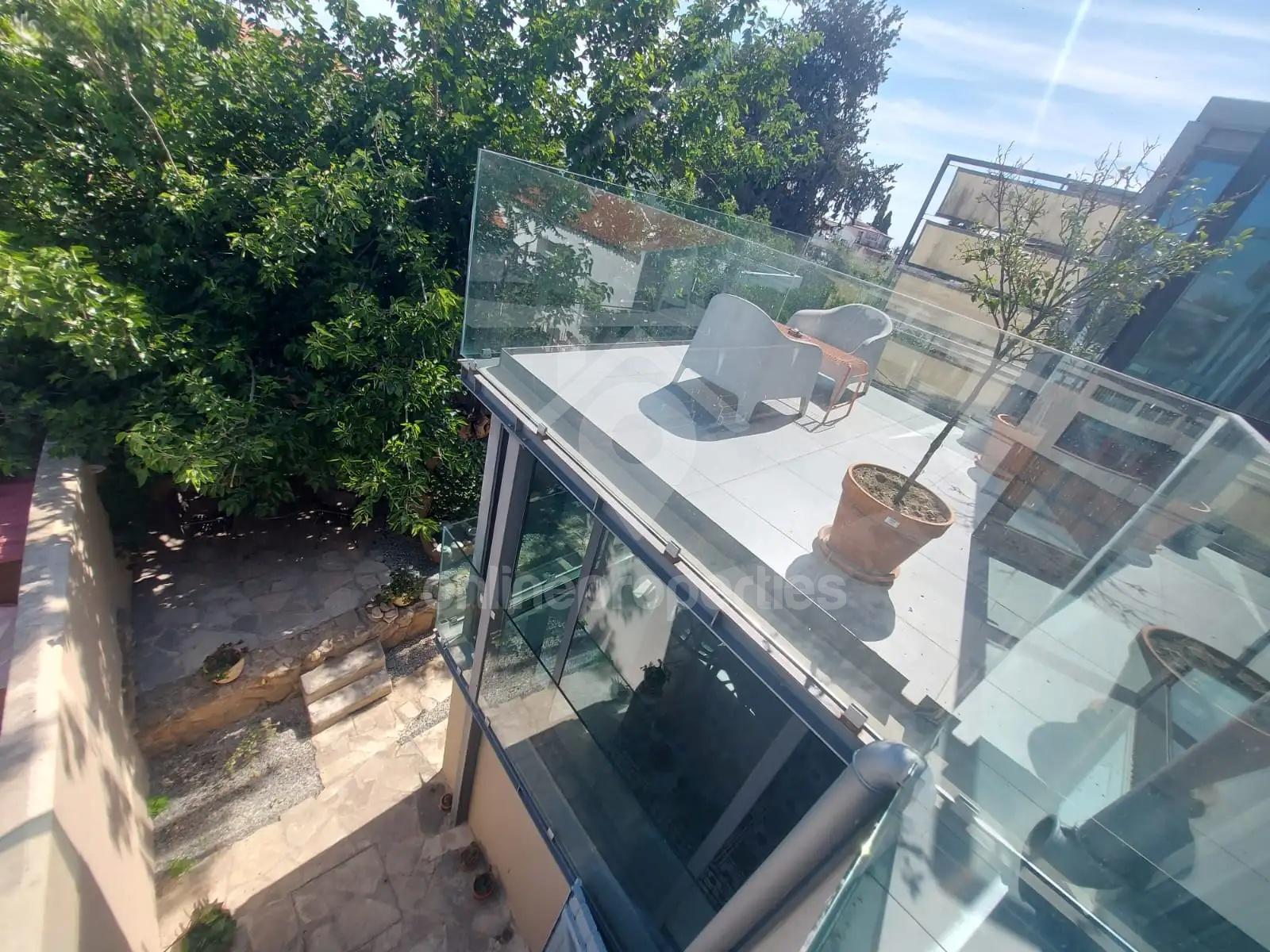 To change image, hover mouse over thumbnails below