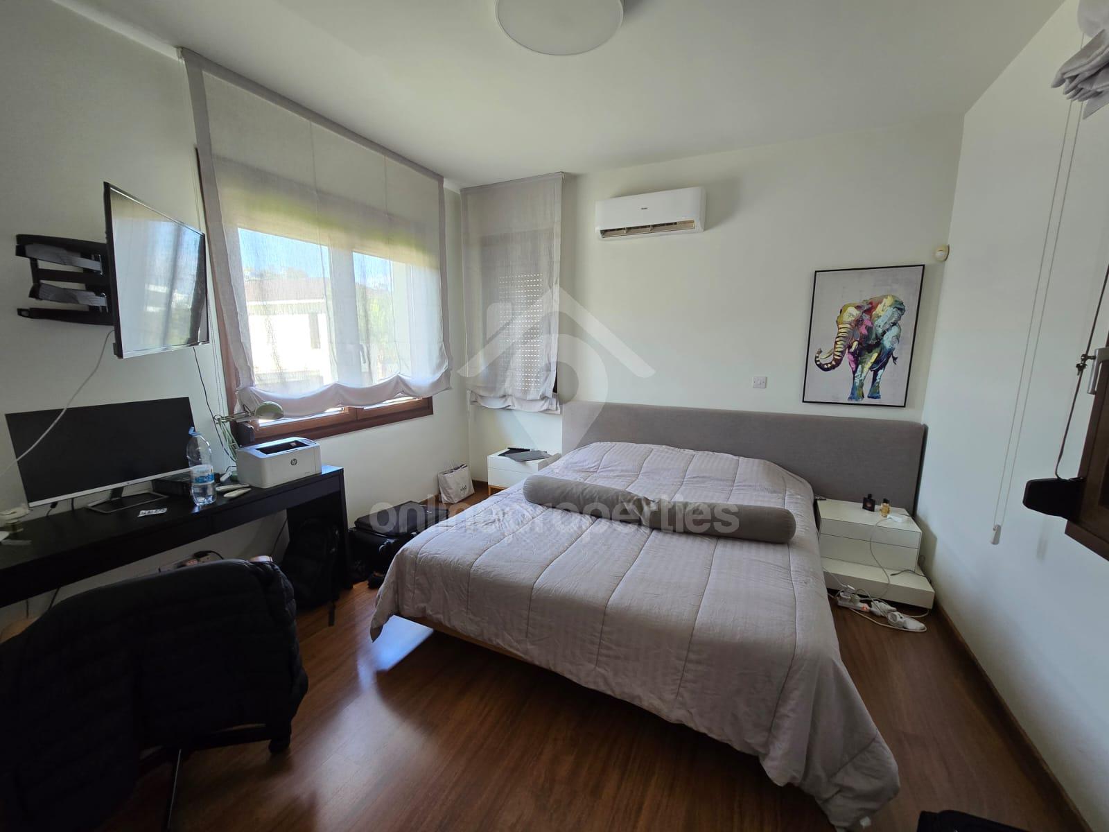 To change image, hover mouse over thumbnails below