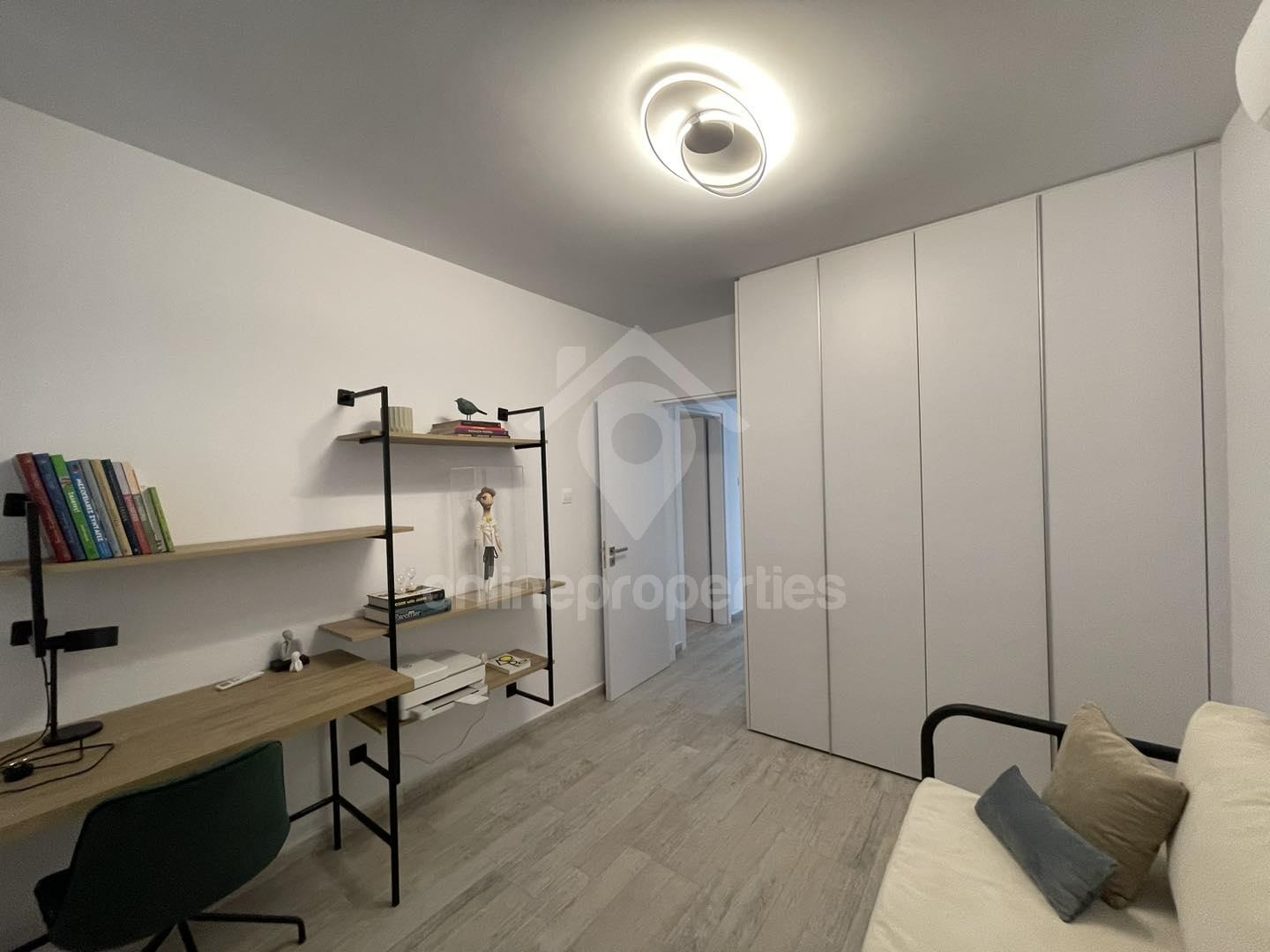 To change image, hover mouse over thumbnails below