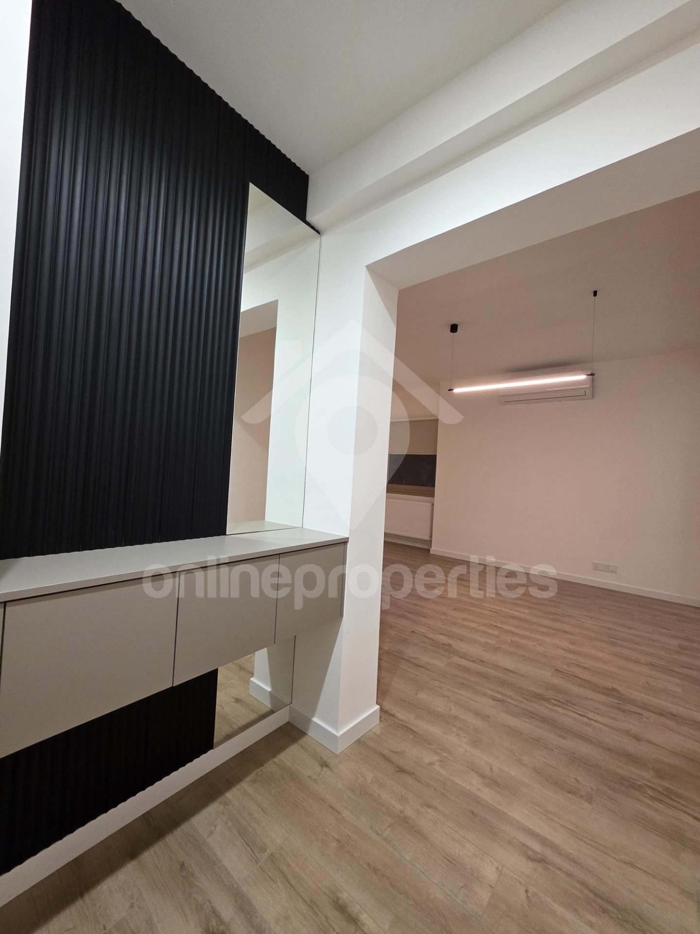 To change image, hover mouse over thumbnails below