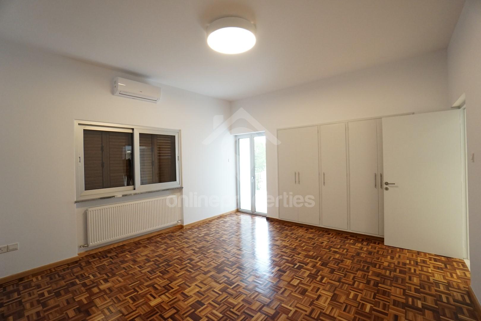 To change image, hover mouse over thumbnails below