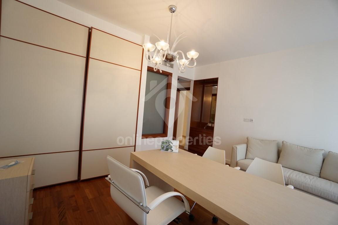 To change image, hover mouse over thumbnails below