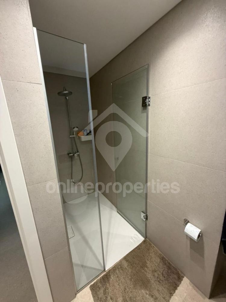 To change image, hover mouse over thumbnails below