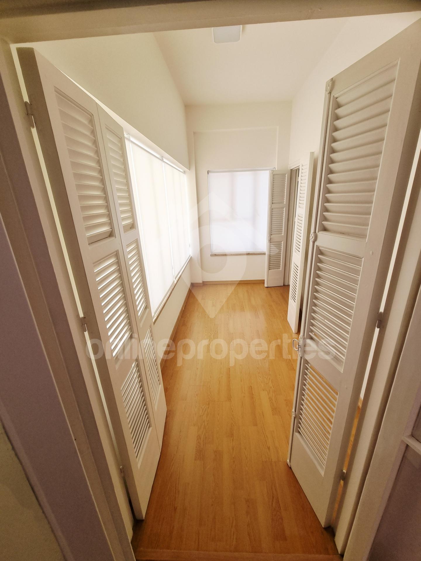 To change image, hover mouse over thumbnails below