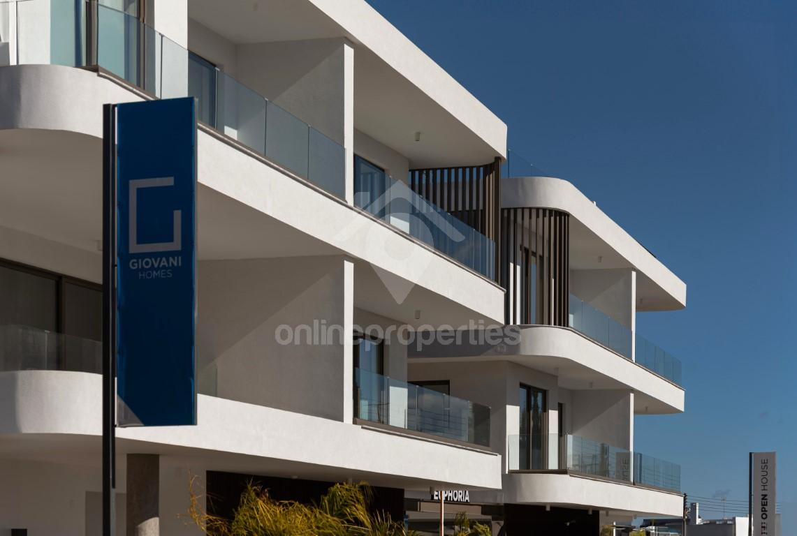 To change image, hover mouse over thumbnails below