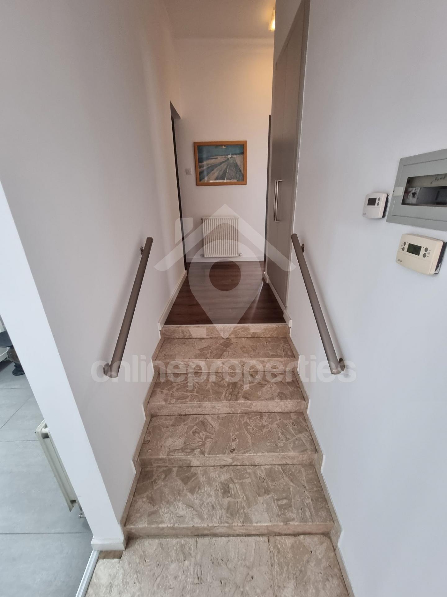 To change image, hover mouse over thumbnails below