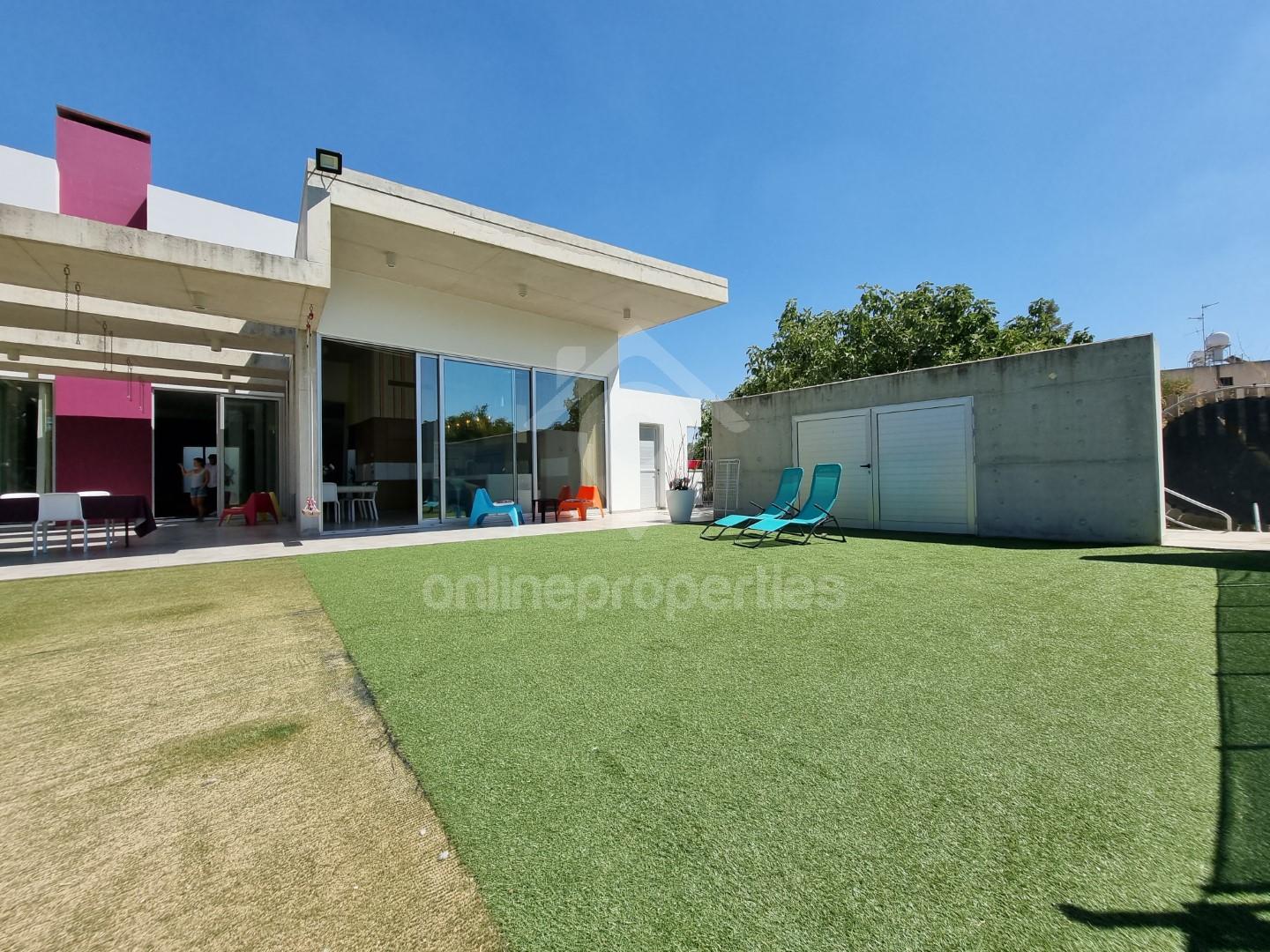 To change image, hover mouse over thumbnails below