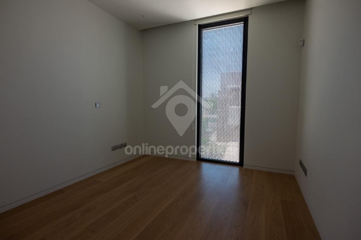 To change image, hover mouse over thumbnails below