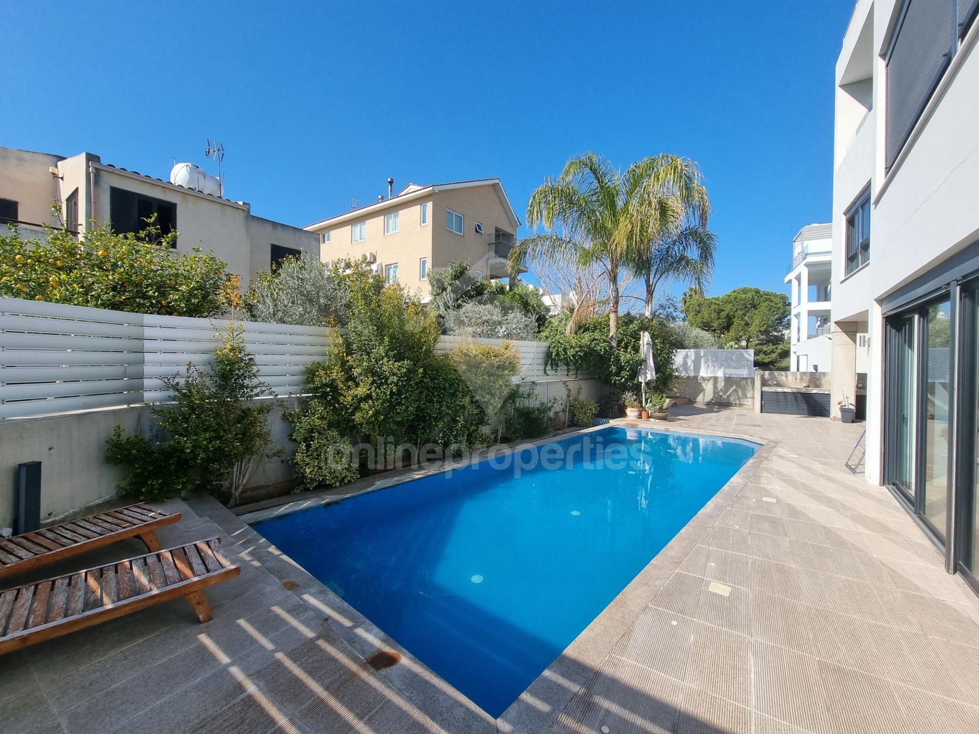 To change image, hover mouse over thumbnails below