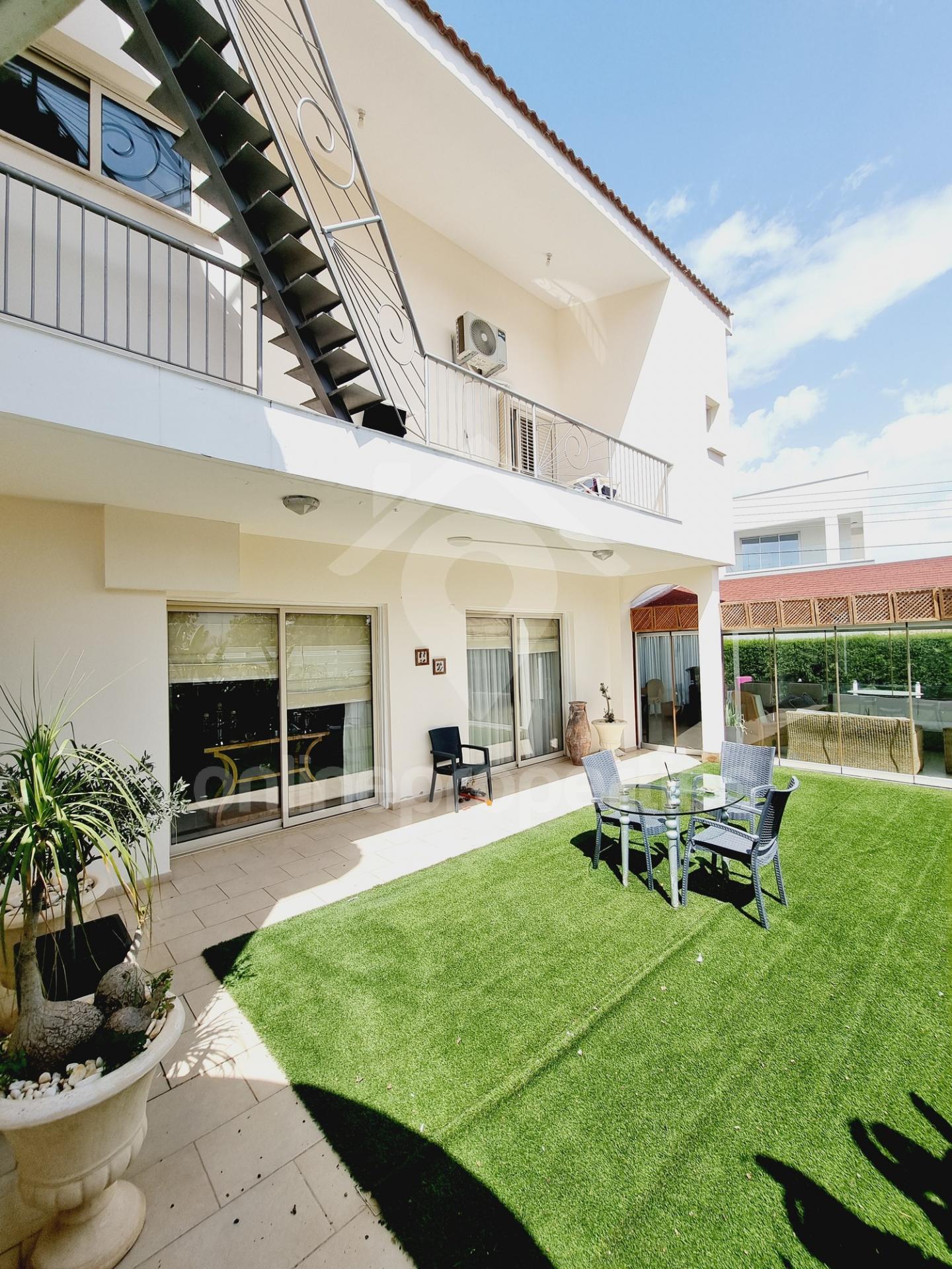 To change image, hover mouse over thumbnails below