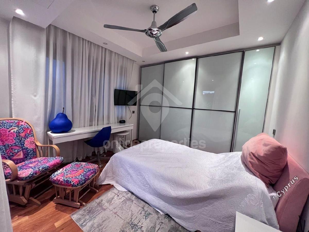 To change image, hover mouse over thumbnails below