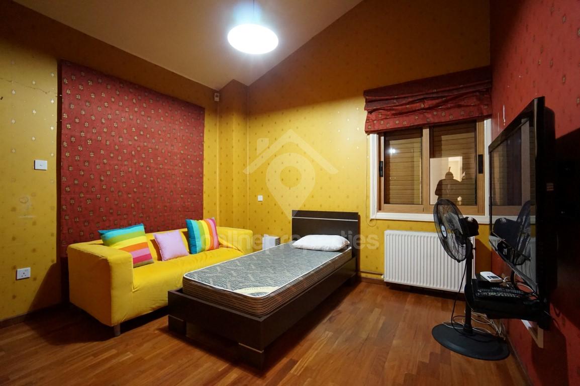 To change image, hover mouse over thumbnails below