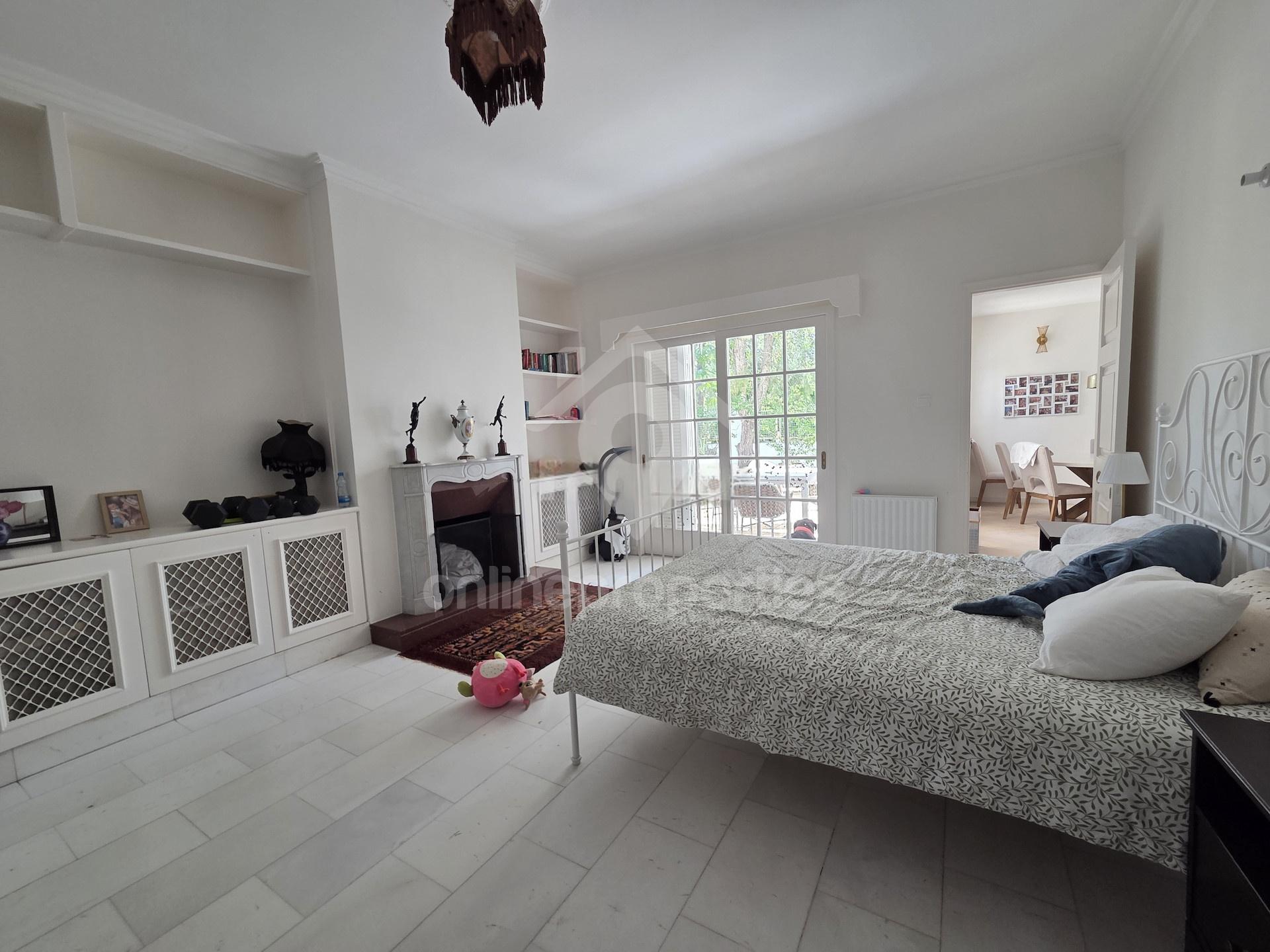 To change image, hover mouse over thumbnails below