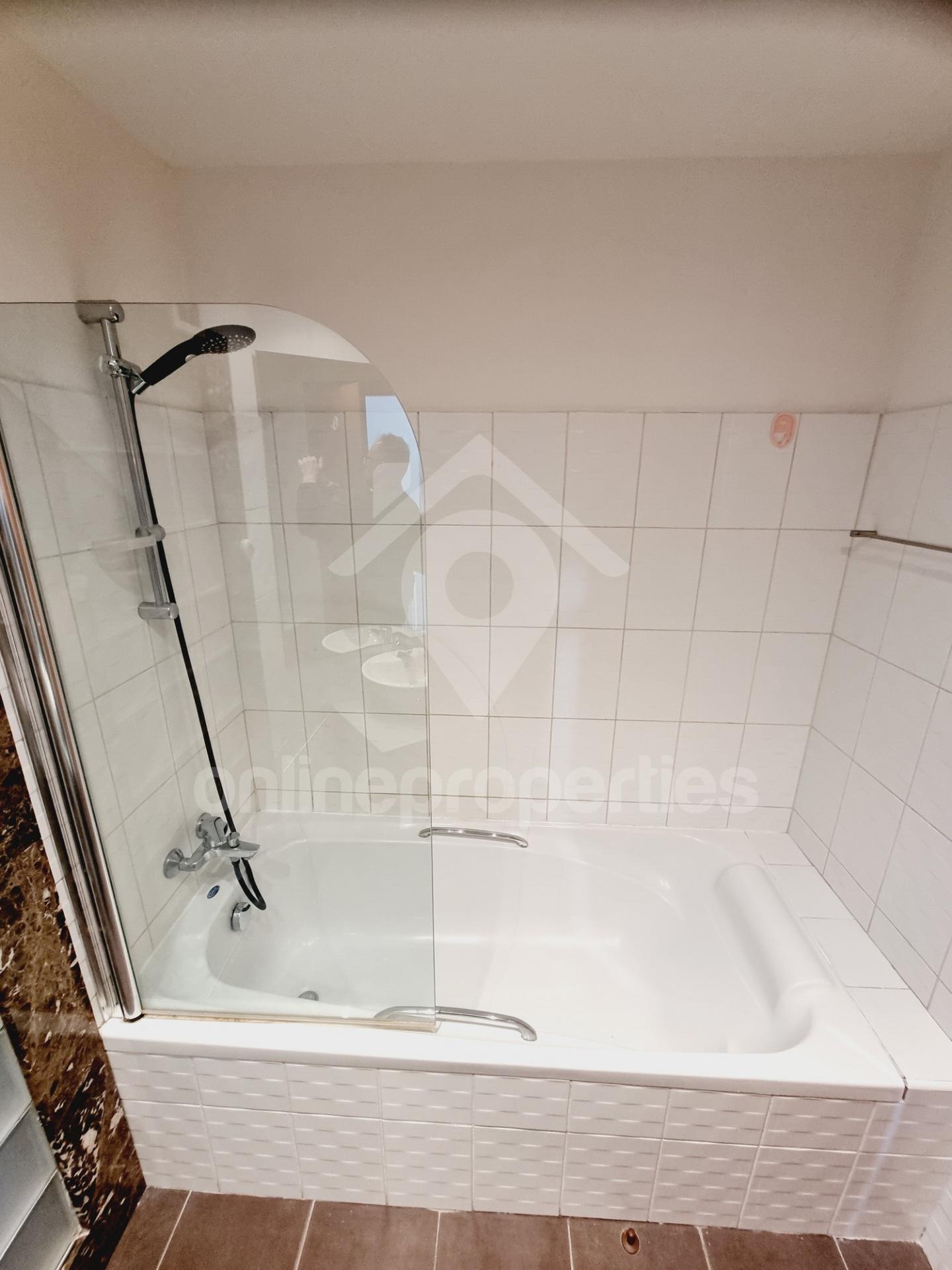 To change image, hover mouse over thumbnails below