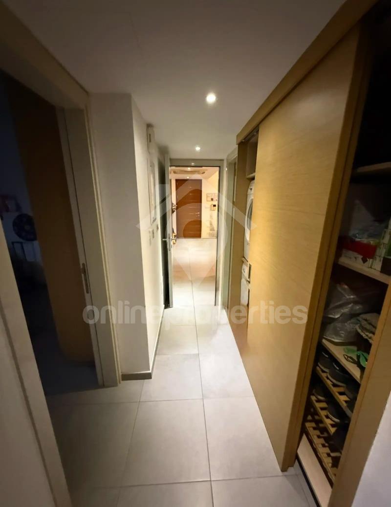 To change image, hover mouse over thumbnails below