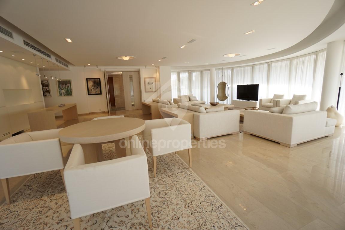 To change image, hover mouse over thumbnails below