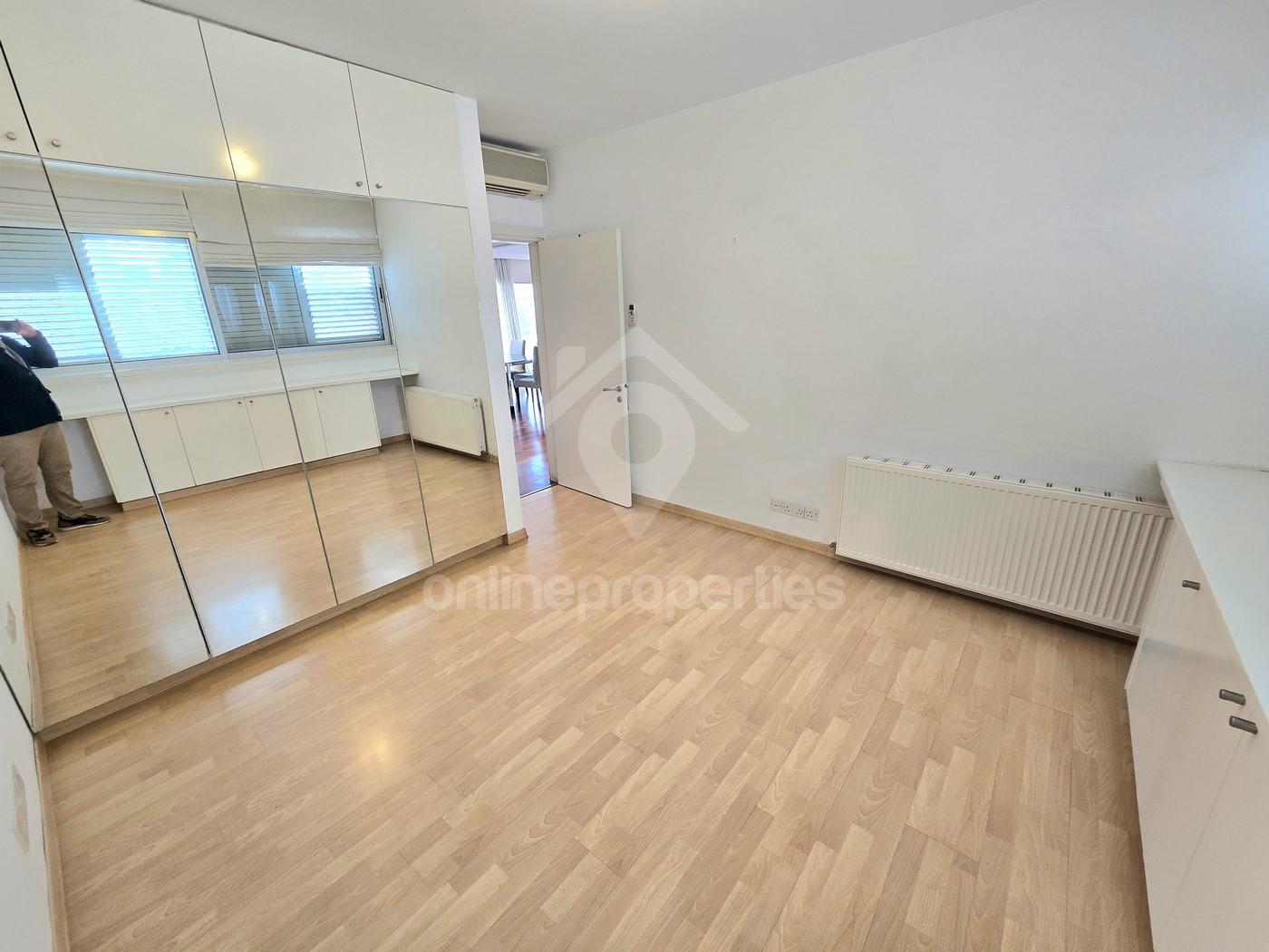 To change image, hover mouse over thumbnails below