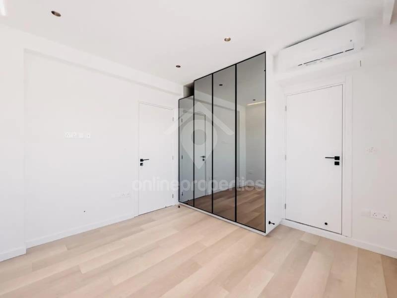 To change image, hover mouse over thumbnails below