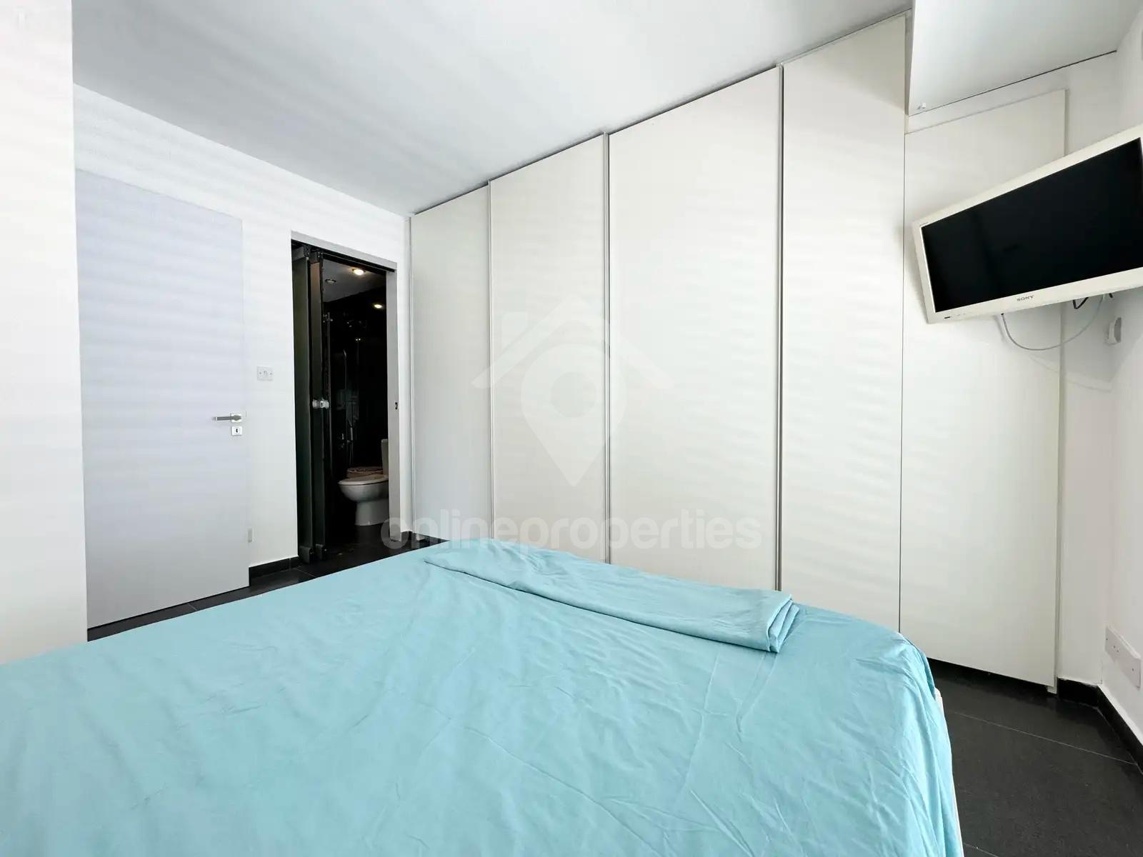 To change image, hover mouse over thumbnails below