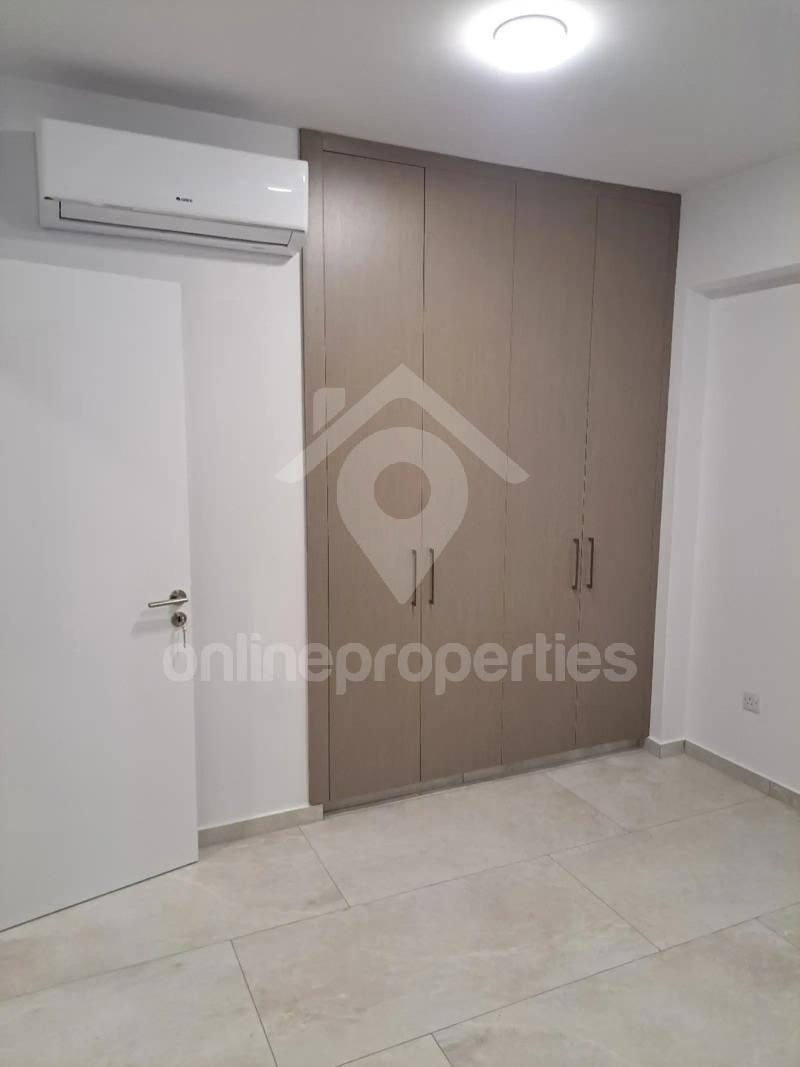 To change image, hover mouse over thumbnails below