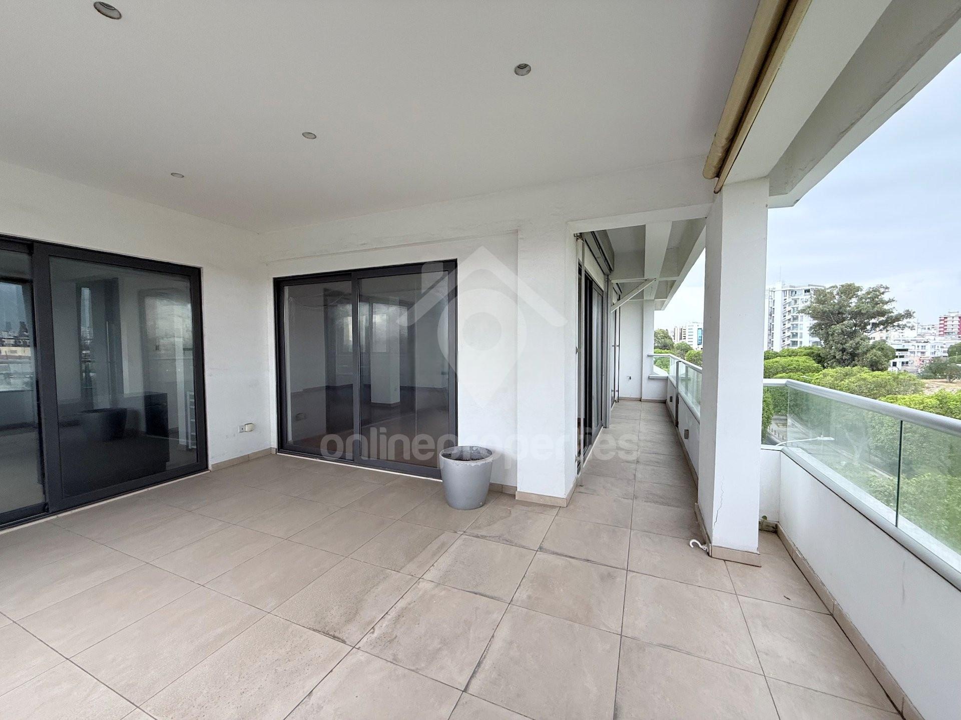 To change image, hover mouse over thumbnails below