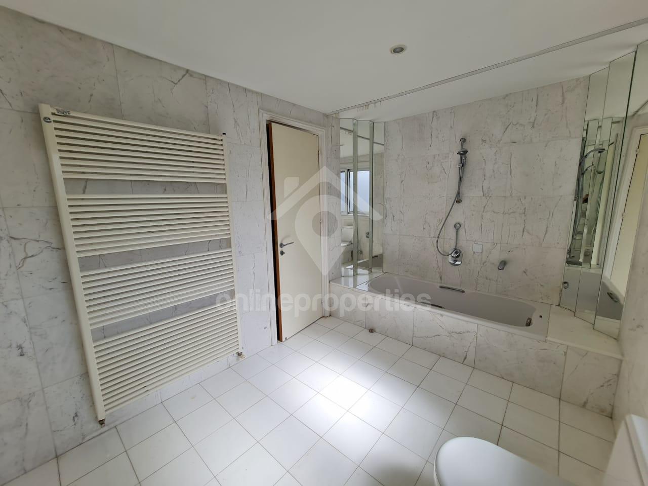 To change image, hover mouse over thumbnails below