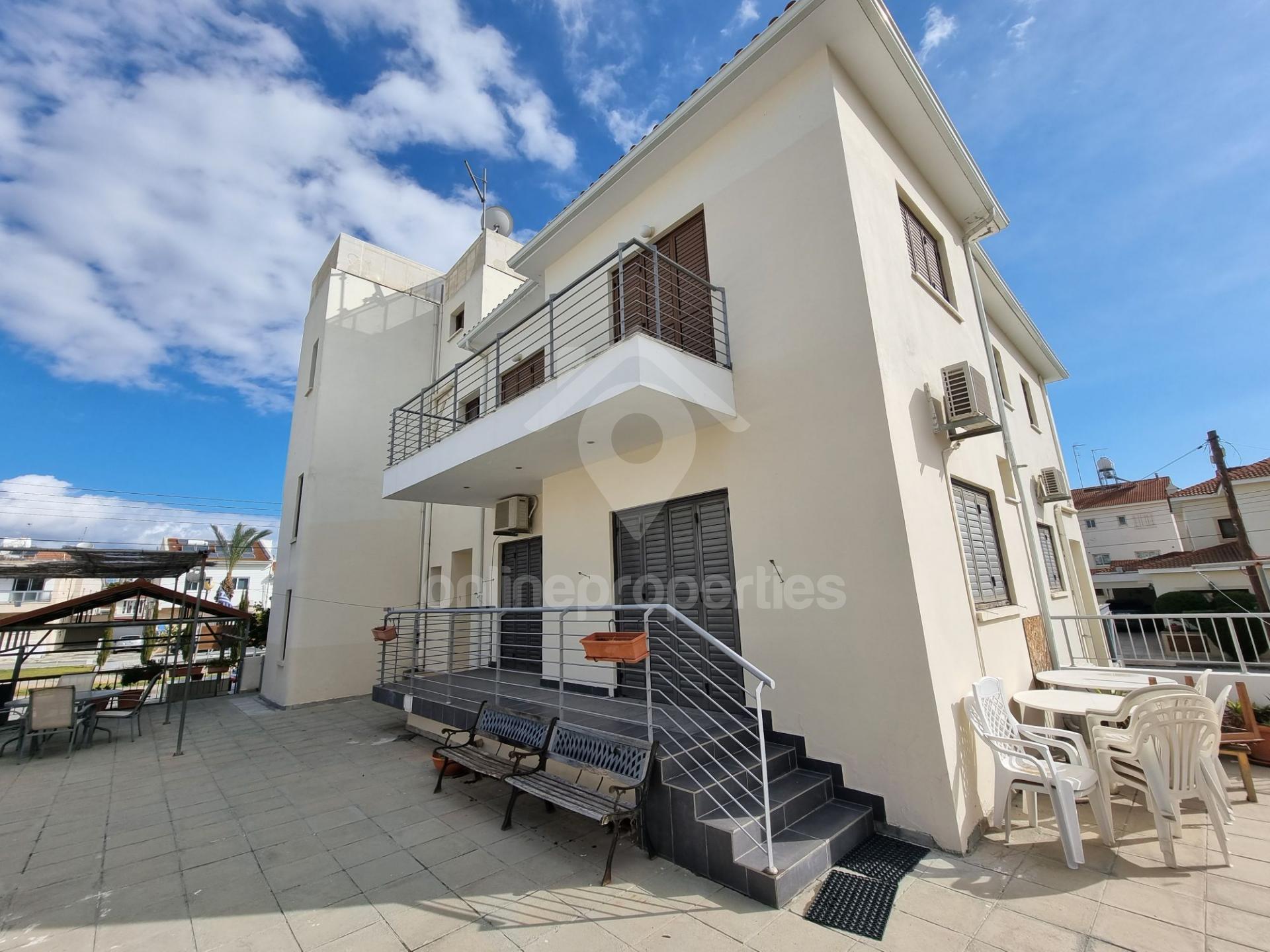 To change image, hover mouse over thumbnails below