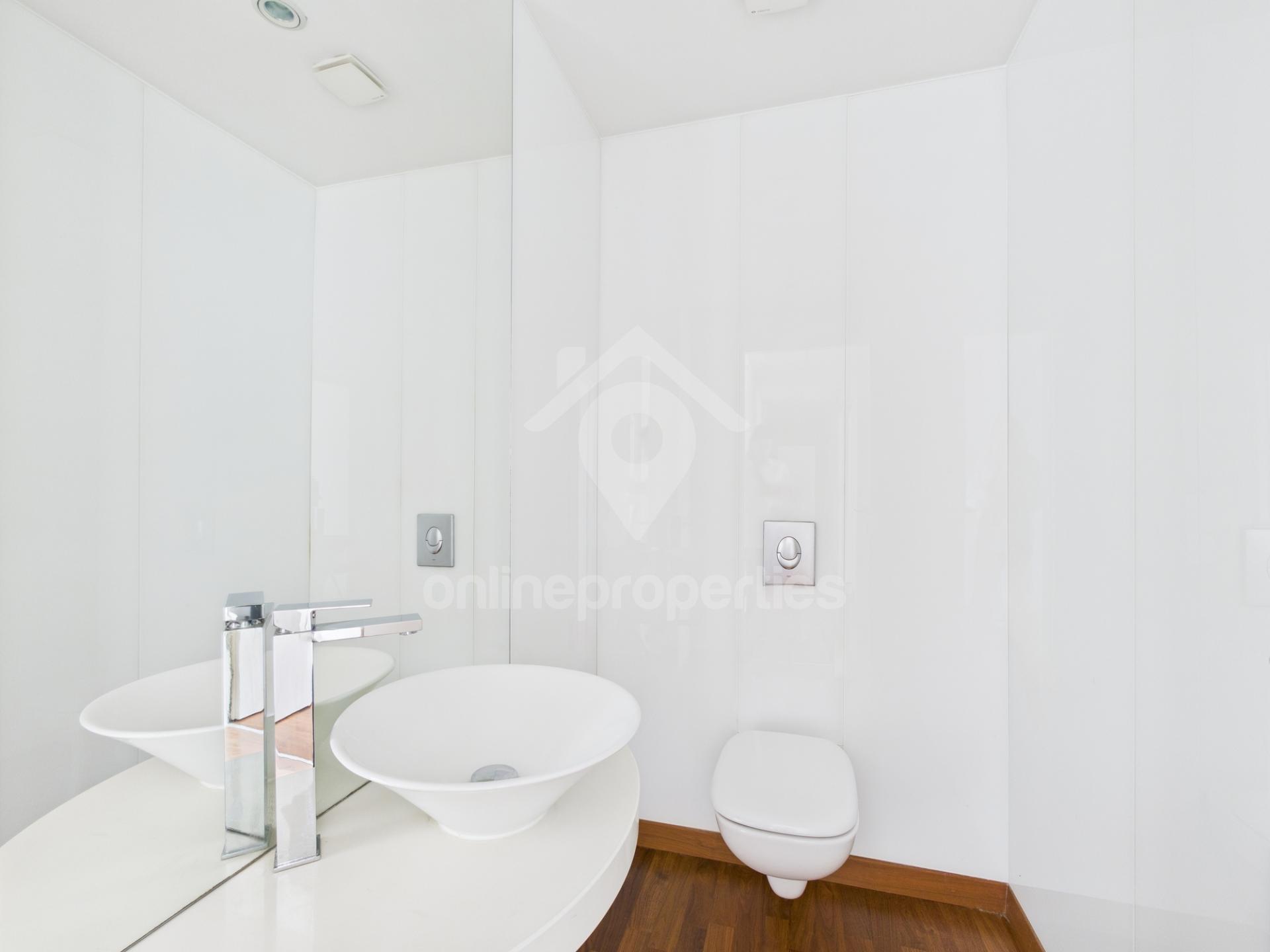 To change image, hover mouse over thumbnails below