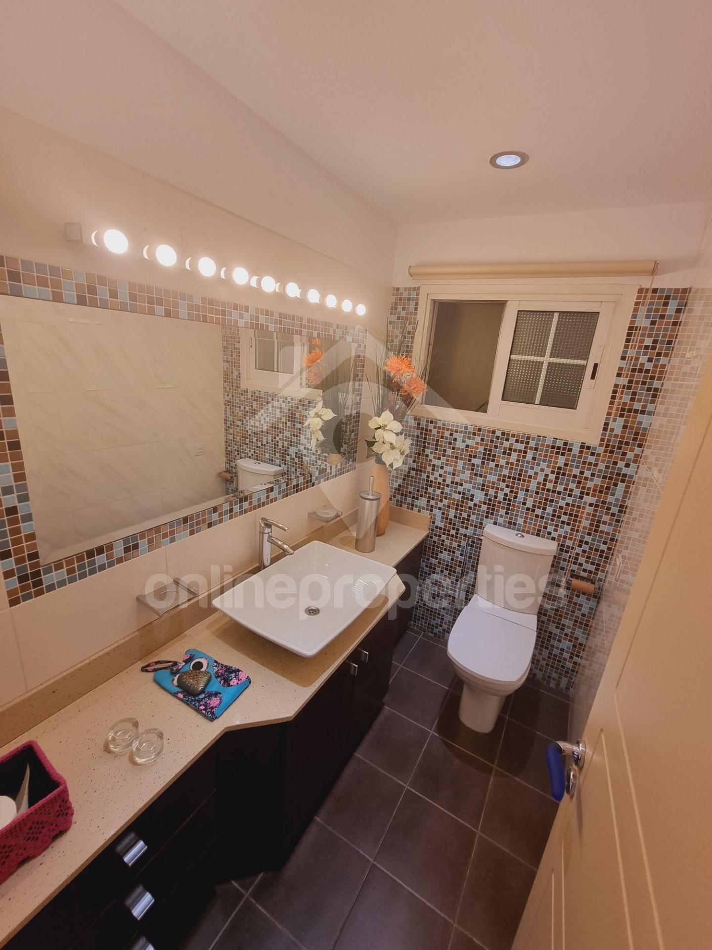 To change image, hover mouse over thumbnails below