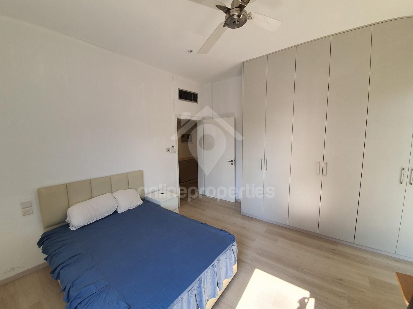 To change image, hover mouse over thumbnails below