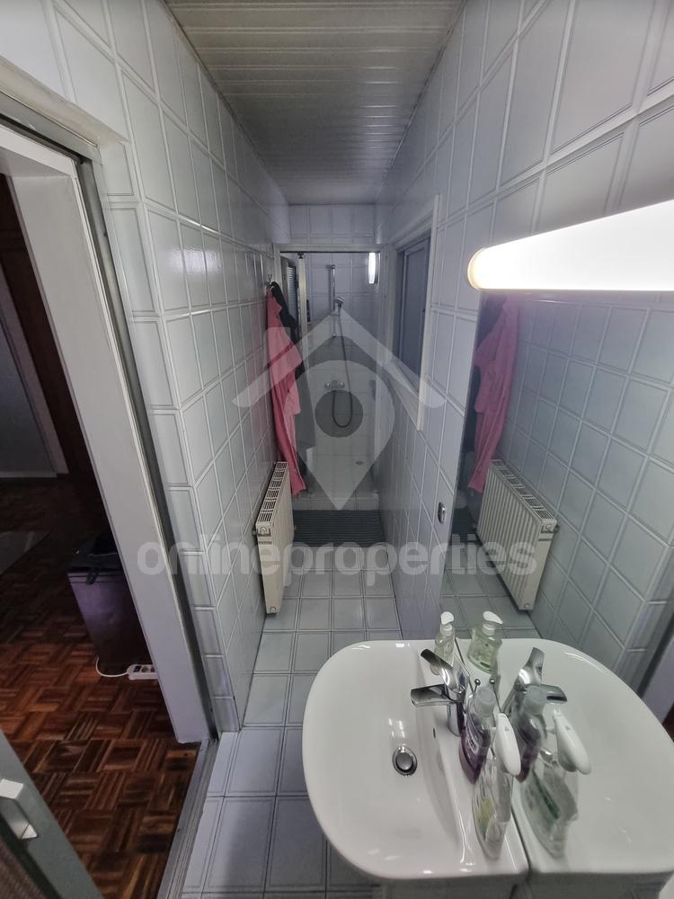 To change image, hover mouse over thumbnails below