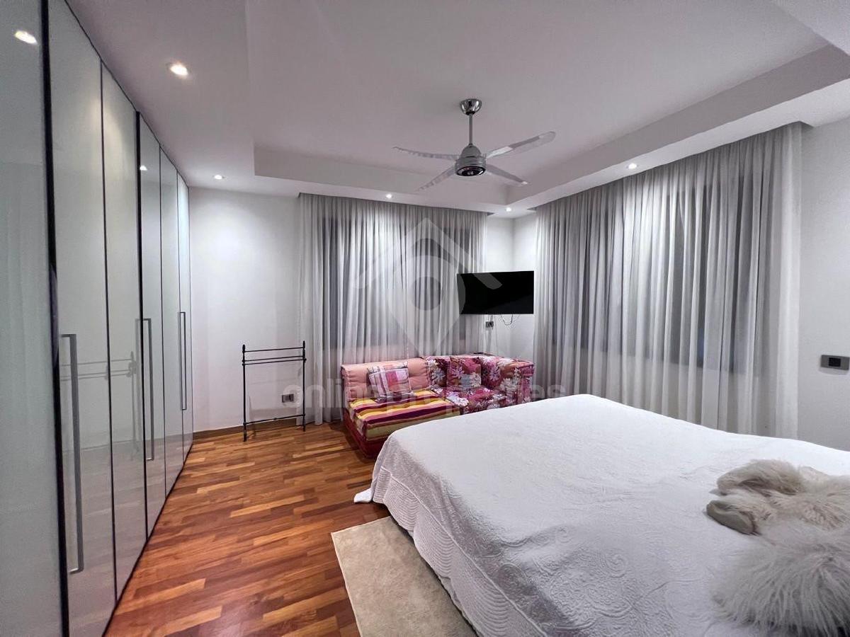 To change image, hover mouse over thumbnails below