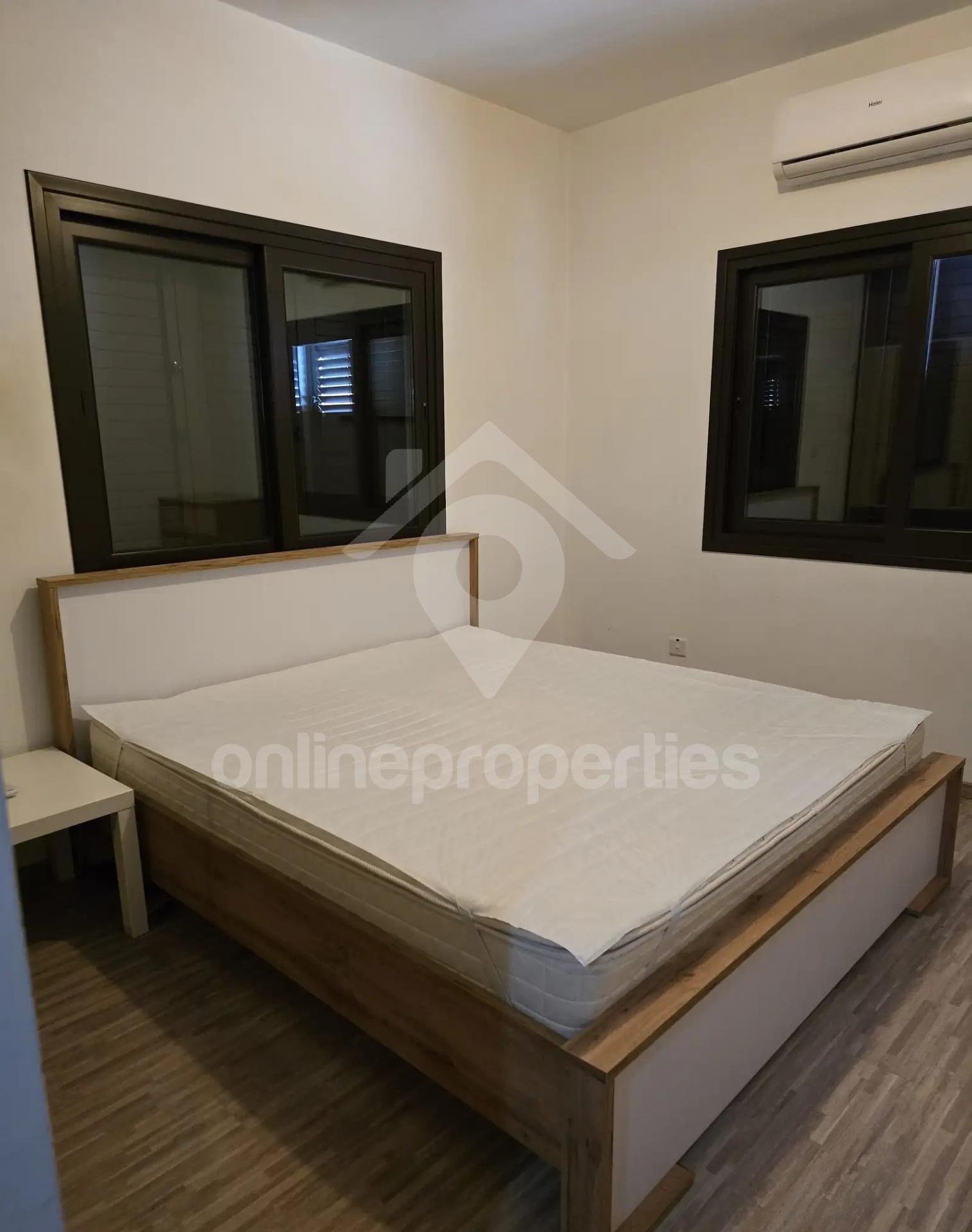 To change image, hover mouse over thumbnails below