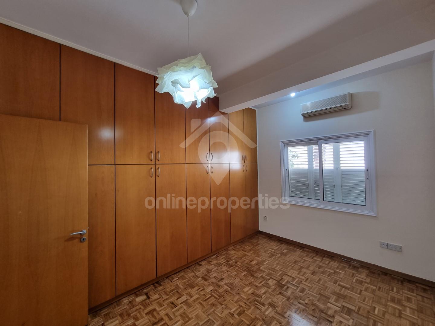 To change image, hover mouse over thumbnails below