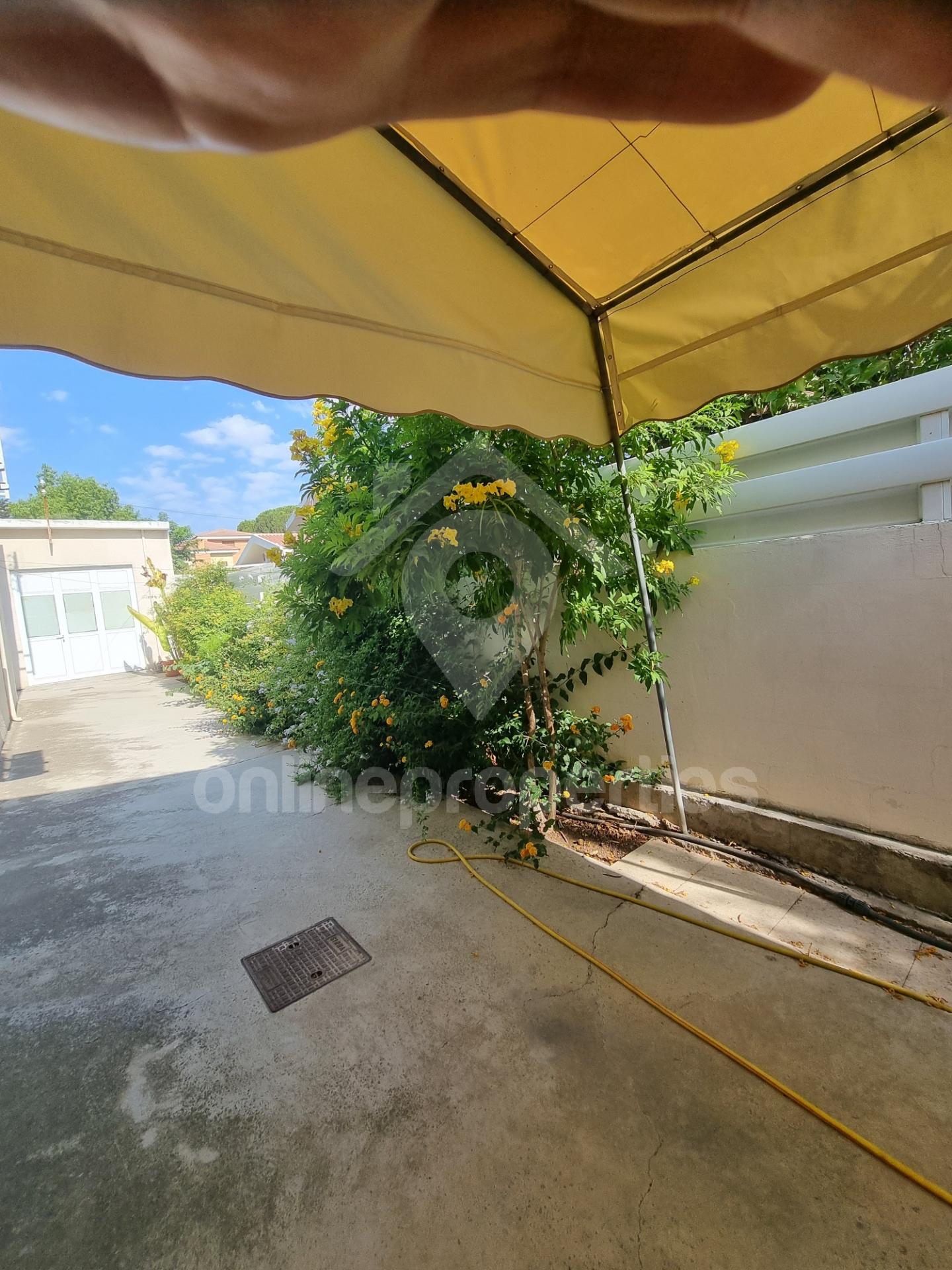 To change image, hover mouse over thumbnails below