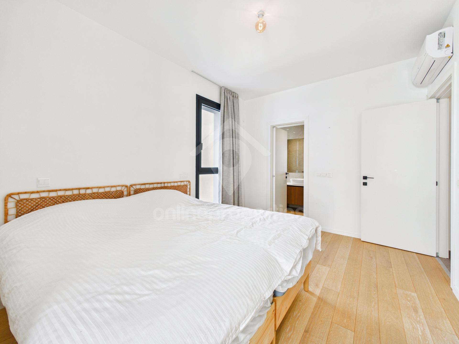 To change image, hover mouse over thumbnails below