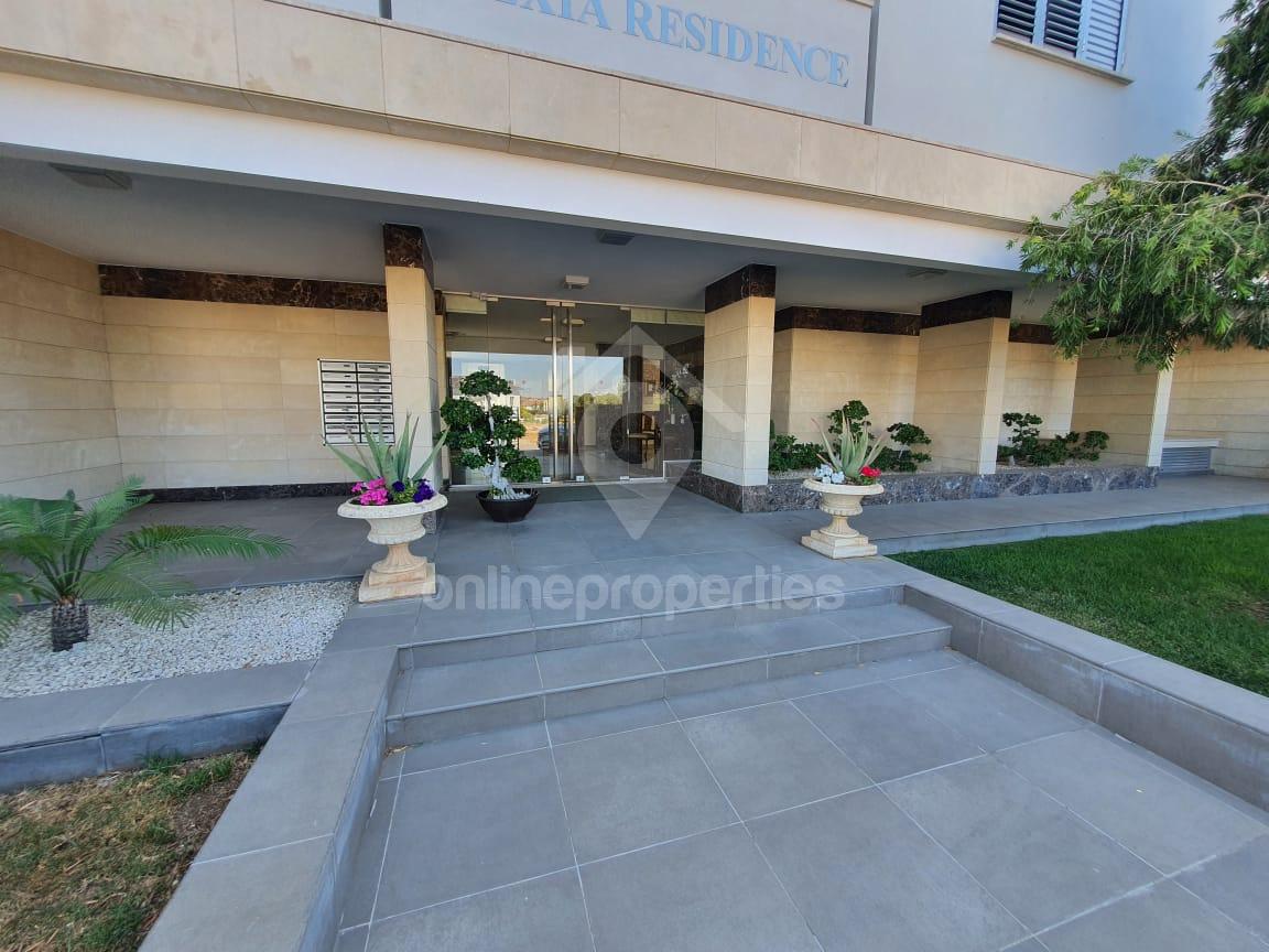 To change image, hover mouse over thumbnails below