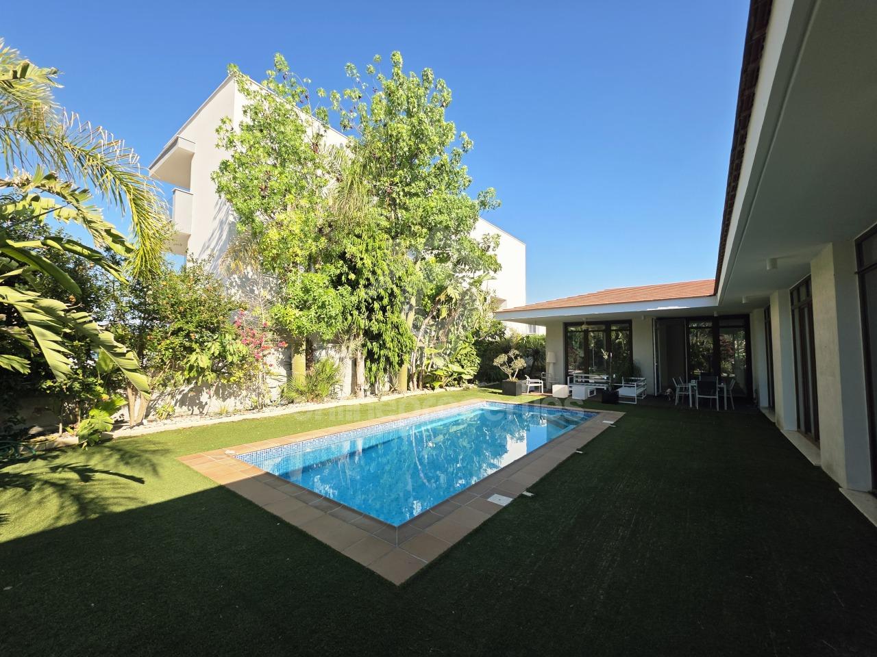 To change image, hover mouse over thumbnails below